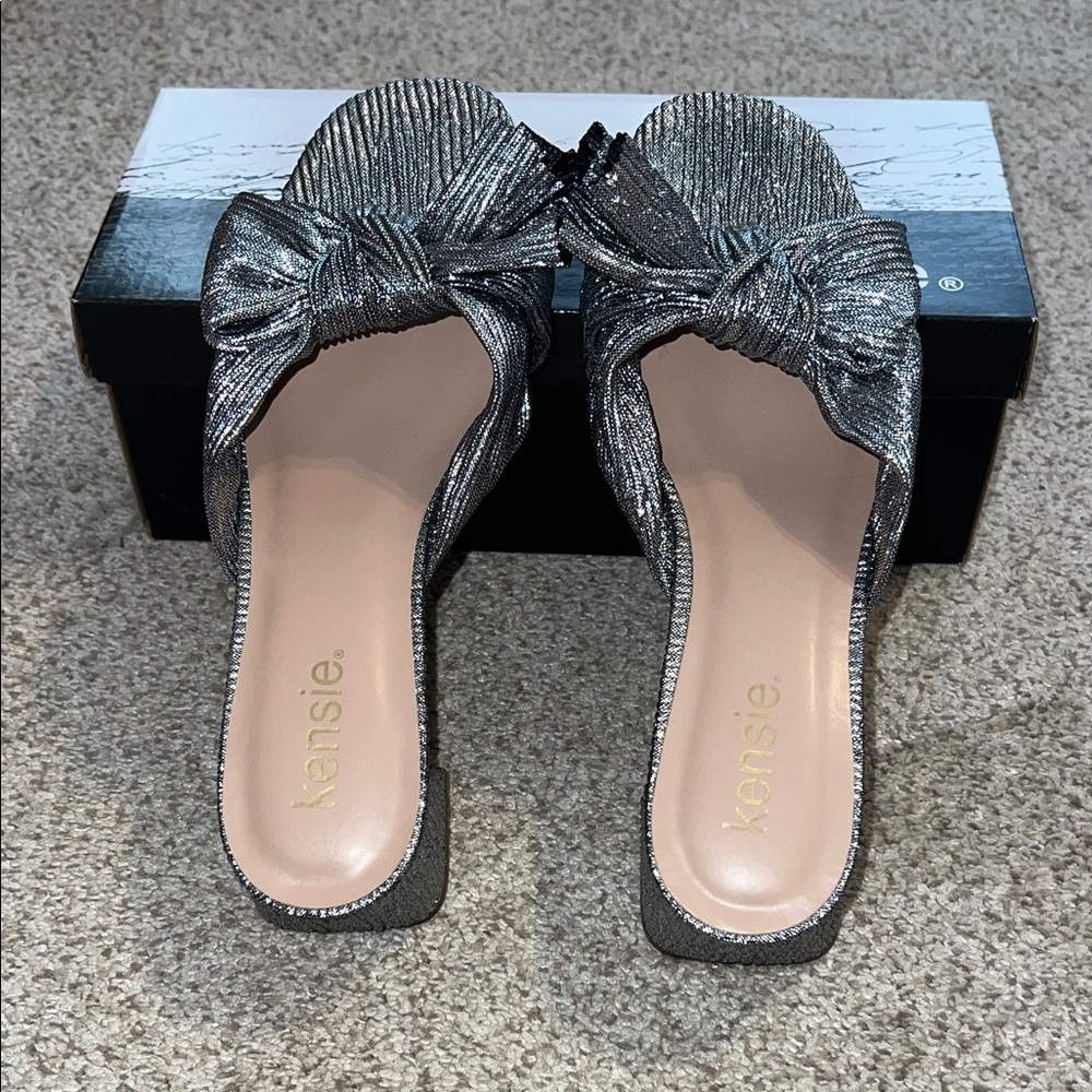 Kensie Women's Metallic Bow Block Heel